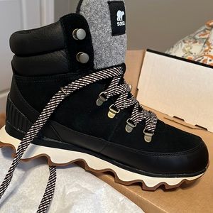 BRAND NEW NEVER WORN Sorel Kinetic Conquest Boot in black- womens Sz 9